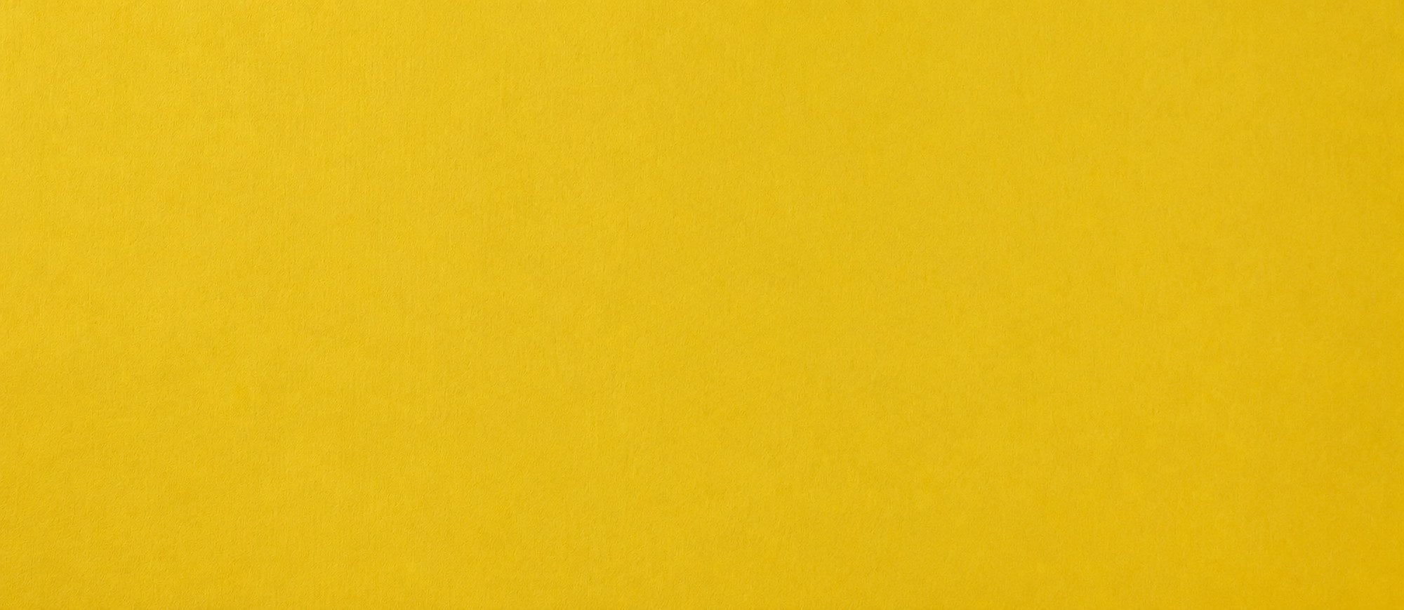 Pipoca YASY sabor chocolate belga sobre fundo amarelo