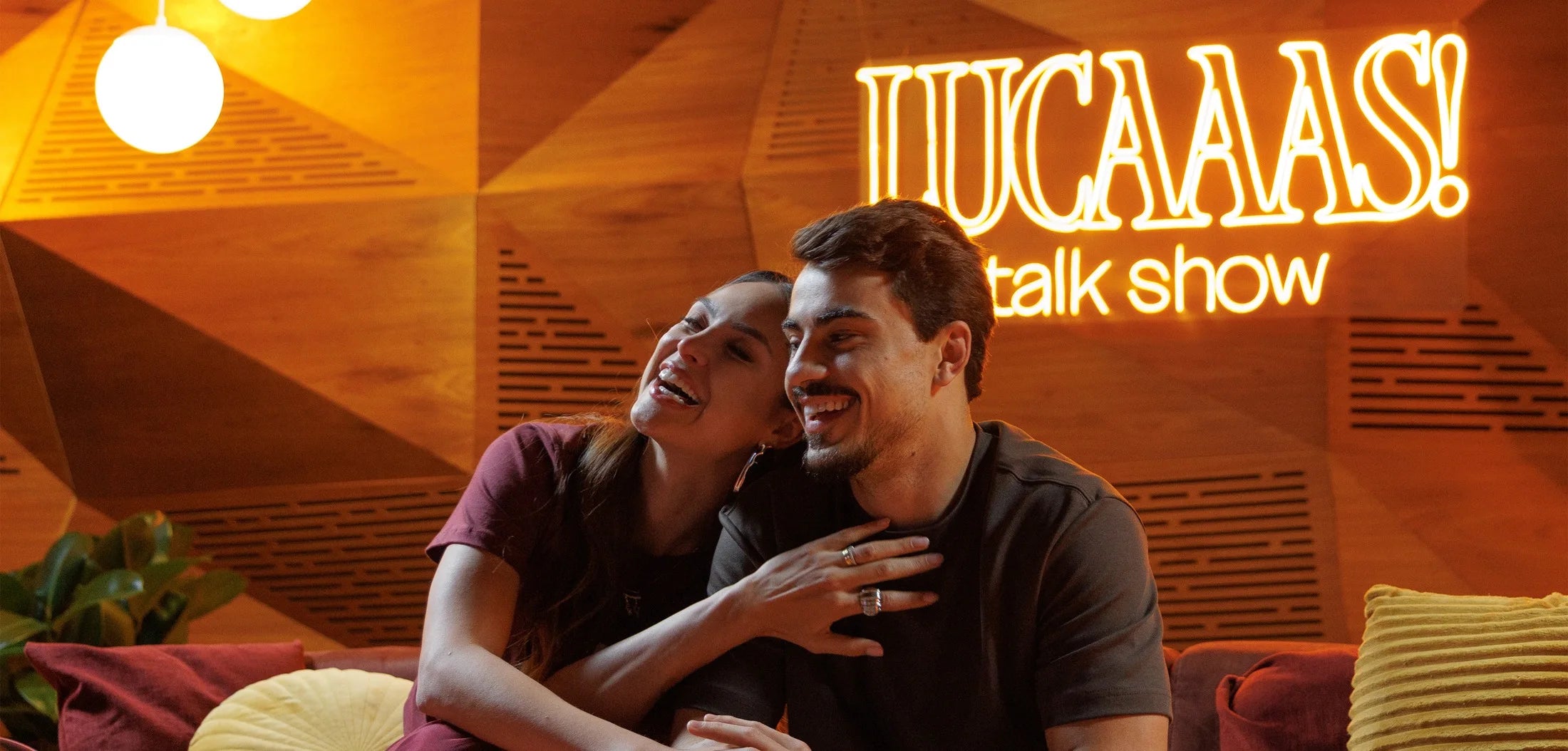 Yasmin Castilho e Lucas Provesi no cenário do LUCAAAS! Talk Show